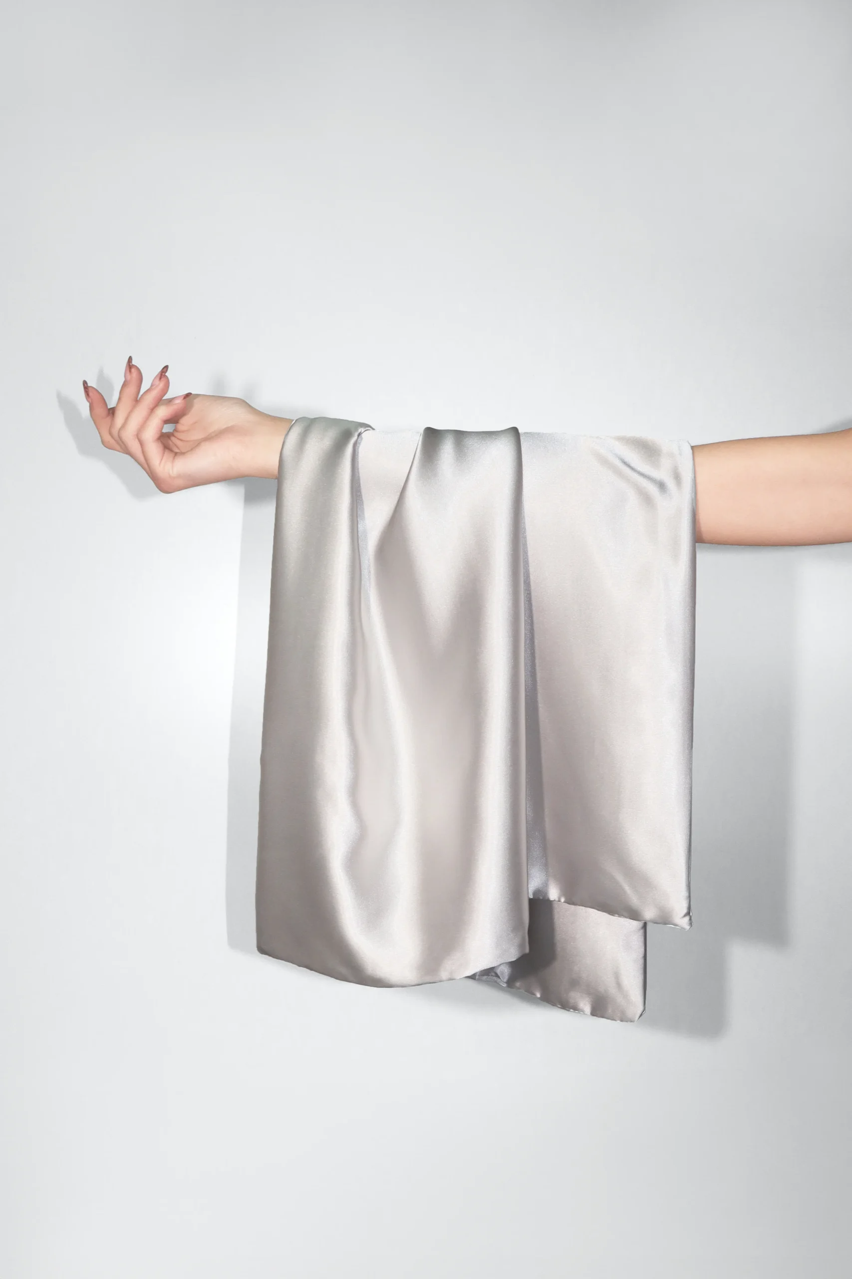 PLUG BY MUST52 - Taie d'oreiller satin icy grey grand lit – Image 2