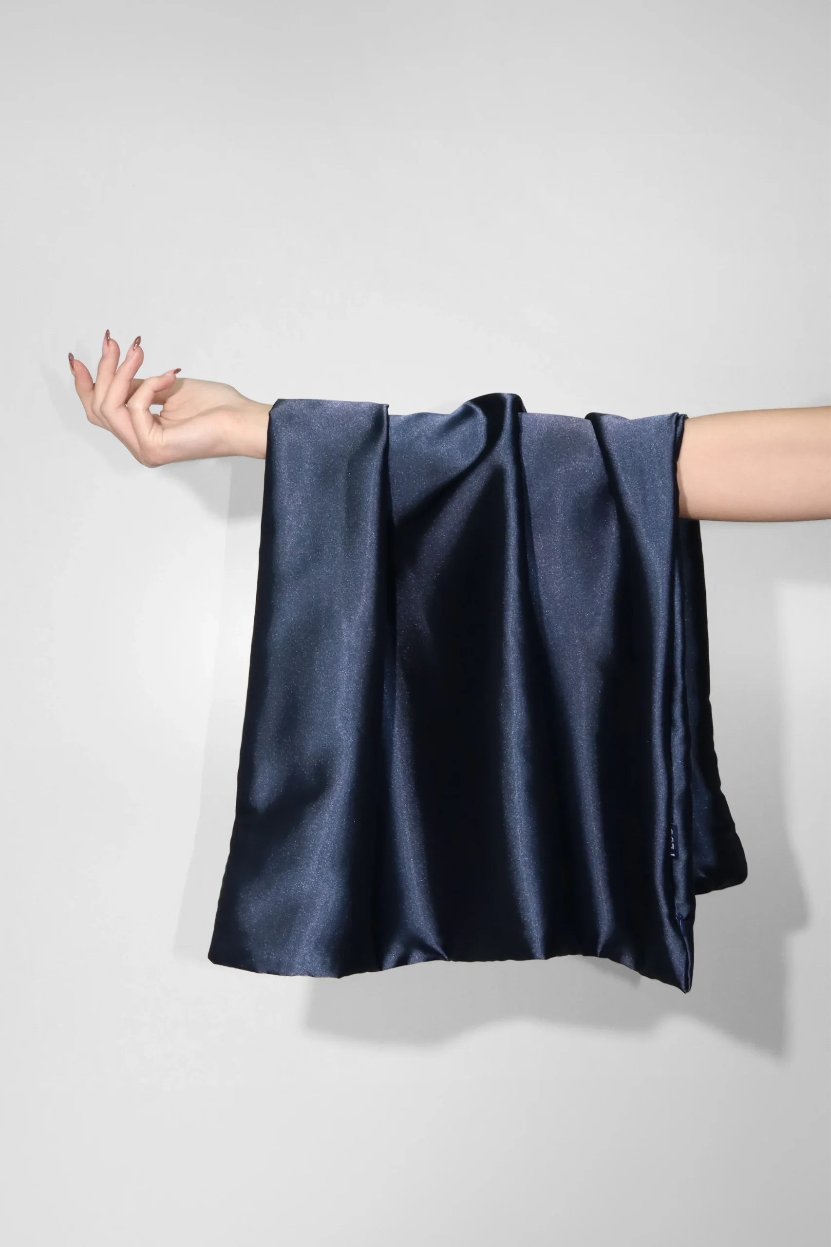 PLUG BY MUST52 - Taie d'oreiller satin midnight blue grand lit – Image 2