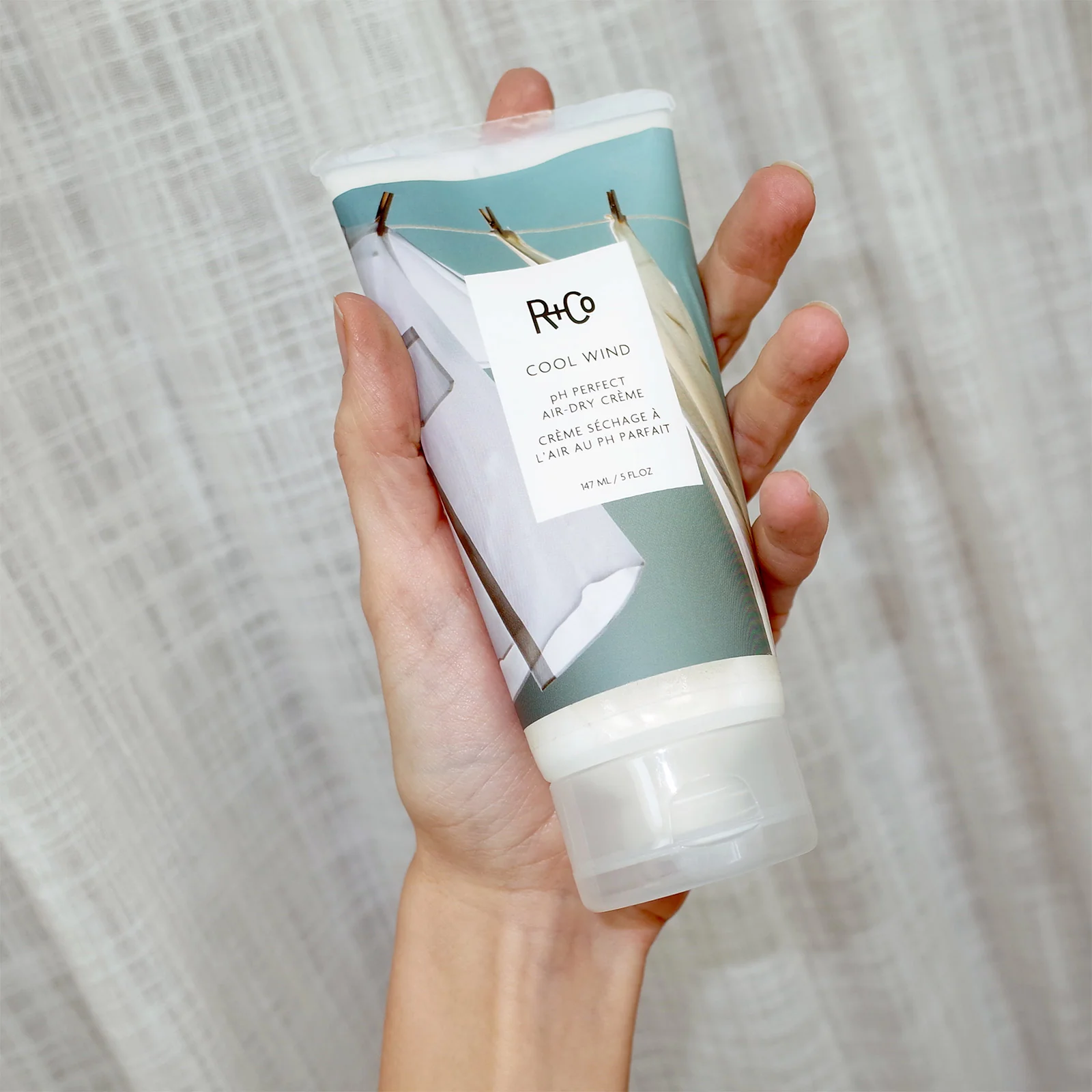 R+CO - Crème séchage à l'air libre Cool Wind 147 ml – Image 2